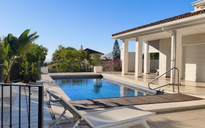 A fantastic villa with a heated swimming pool, spacious terraces and lovely views.